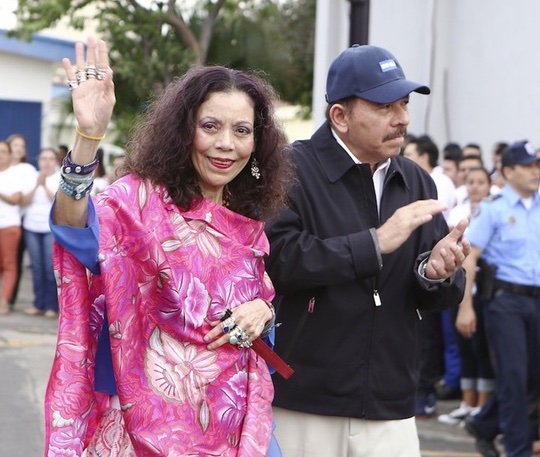 Rosario Murillo y Daniel Ortega al llegar al CSE el día de la inscripción de sus candidaturas. Foto: Presidencia.