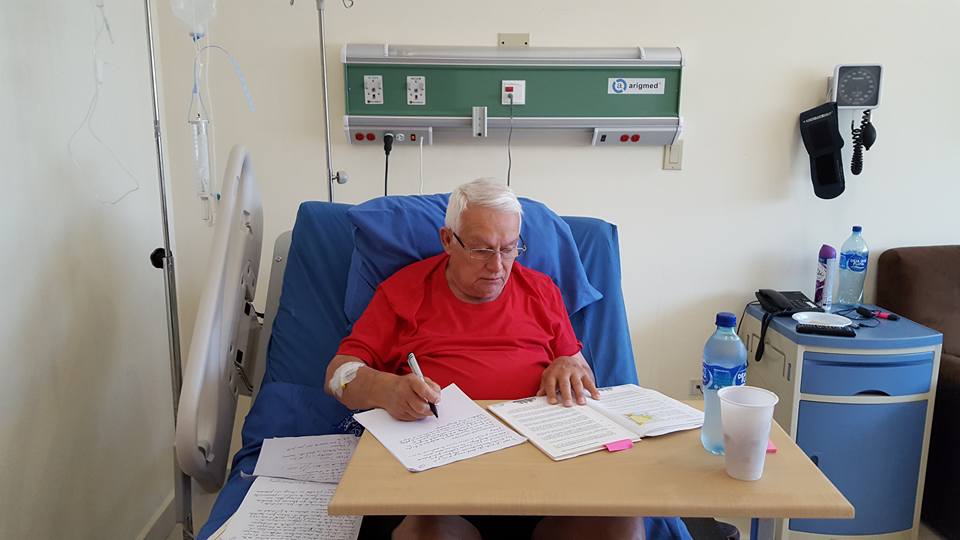 Roberto Sánchez trabajando desde su cama de hospital, en una foto de agosto, compartida por su esposa Marlitte Rojas.