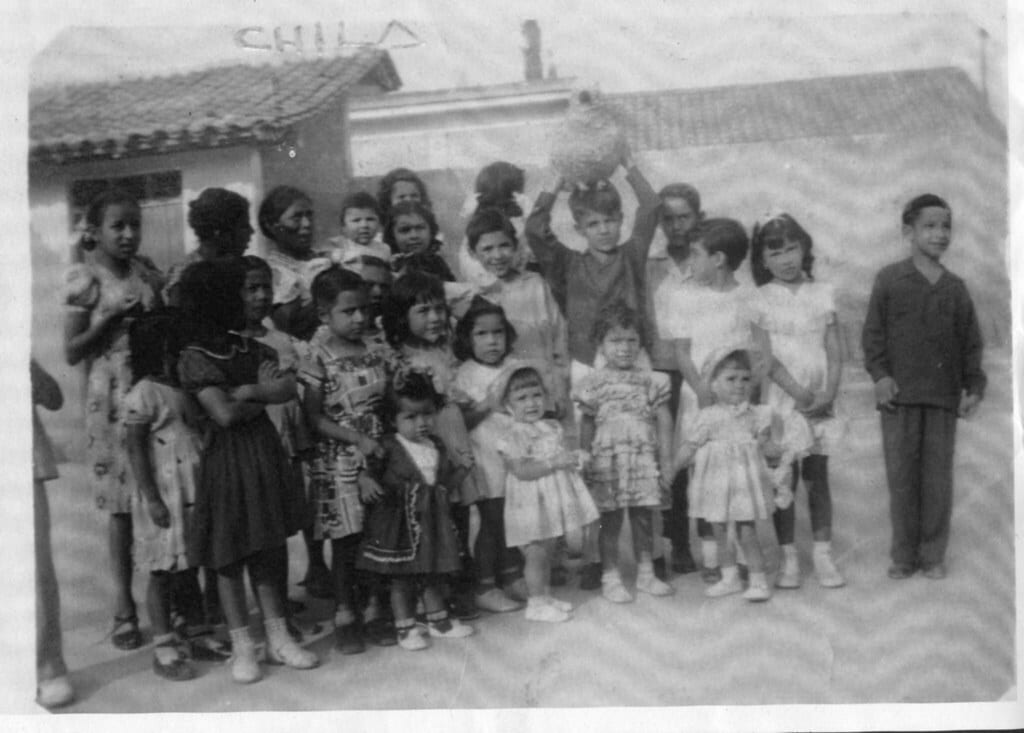 1950. Una foto familiar. Sergio Ramírez es quien tiene una piñata en su cabeza. // Foto: Archivo personal de SRM