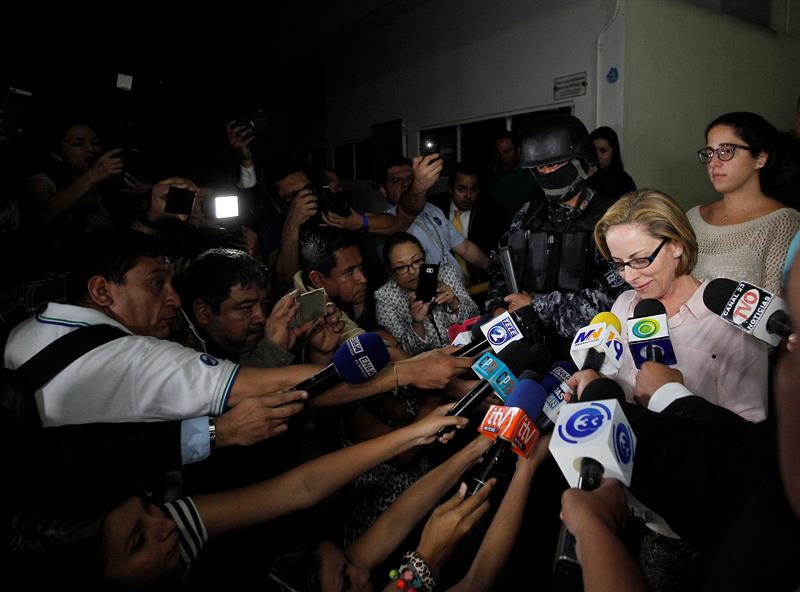 Lourdes Rodríguez de Flores(d), esposa del expresidente salvadoreño Francisco Flores, dice que los "ataques políticos" que este sufrió le causaron una "terrible crisis en su salud". EFE/Oscar Rivera