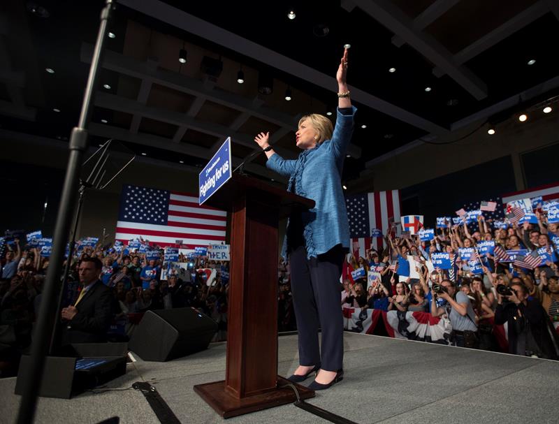 La ex secretaria de Estado de EE.UU. Hillary Clinton habla en West Palm Beach, donde conoció su triunfo en las primarias de Florida. EFE