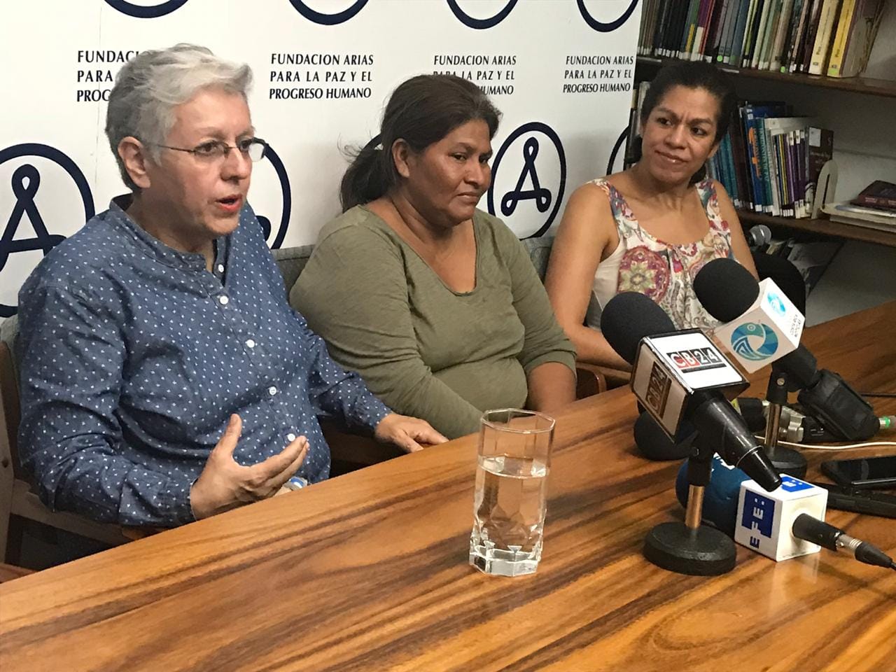 Junto a la activista feminista Ana Quirós, estuvo la líder campesina Francisca Ramírez, exiliada en ese país desde hace varios meses. Foto: Cortesía