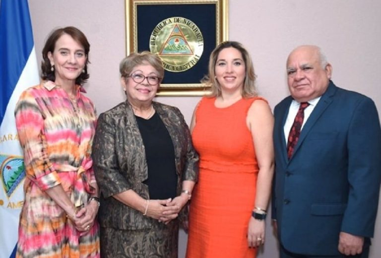 Marisol Castillo (primera a la izquierda) junto a sus excolegas en la CGR: María José Mejía García, María Dolores Alemán y Vicente Chávez, todos dóciles al FSLN.