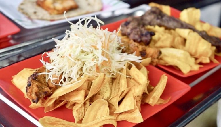 tajadas con carne de cerdo y ensalada de repollo