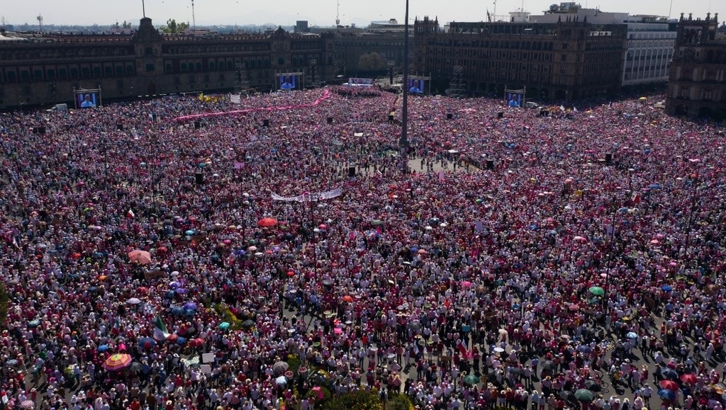 Miles de mexicanos se manifiestan en la explanada de la Plaza Liberación