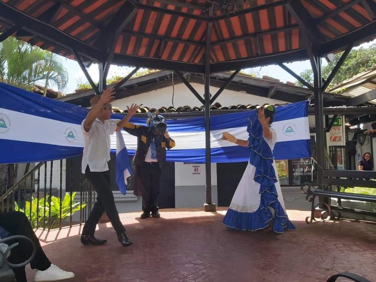 Parte del ambiente que se vive en la "Verbena de los pueblos", feria organizada por migrantes nicaraguenses, venezolanos y salvadores en Costa Rica.