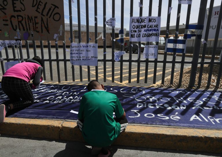 Encienden veladoras en honor a migrantes muertos en incendio en México