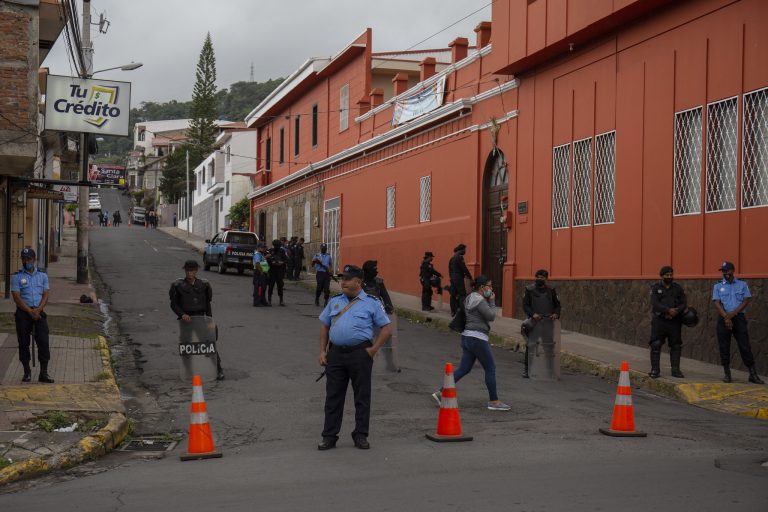 Policía asedio Iglesia Matagalpa