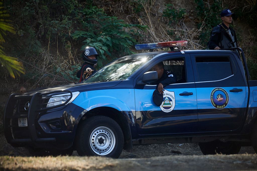 Un paramilitar y agentes policiales