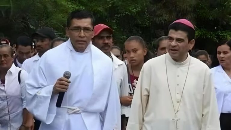 Sacerdote Jaime Iván Montecinos y Monseñor Rolando Álvarez