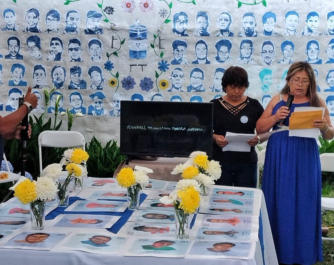 Martha Lira, madre de Ezequiel Mendoza y Azúcena López, madre de Erick Jiménez de la Asociación Madres de Abril, AMA en la V conmemoración a las víctimas del régimen Ortega- Murillo en San José, Costa Rica. Abril 2023.