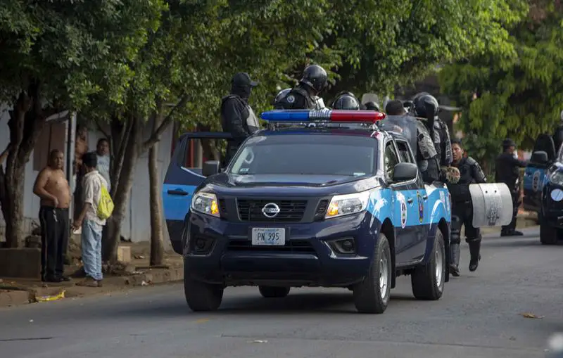 Patrulla policial llena de agentes de la DOEP.