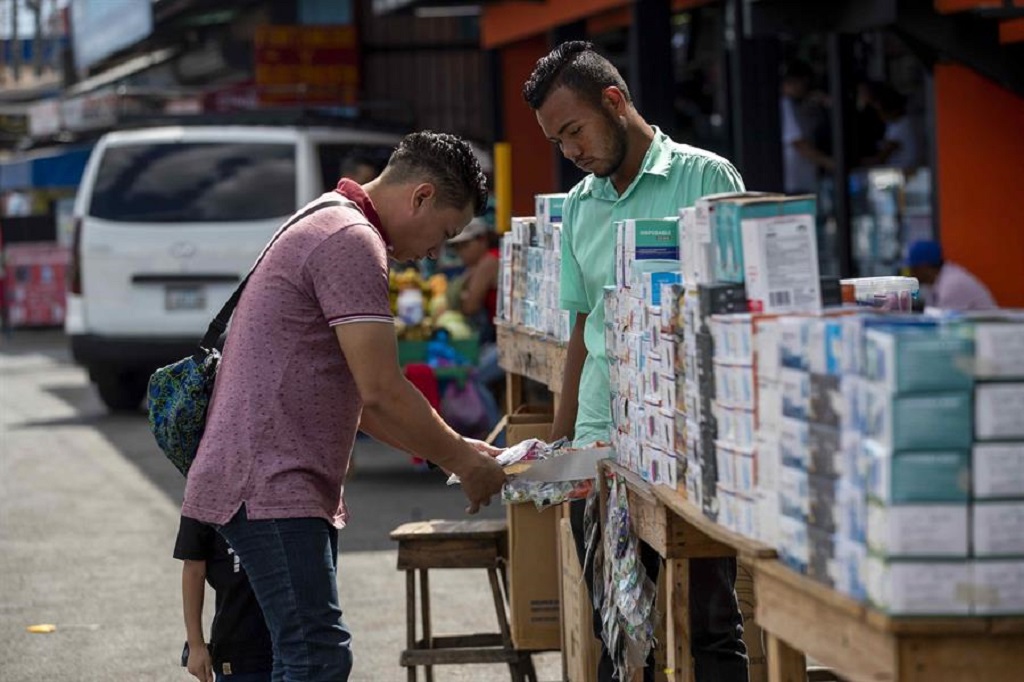 puesto de venta de mascarillas en El Oriental