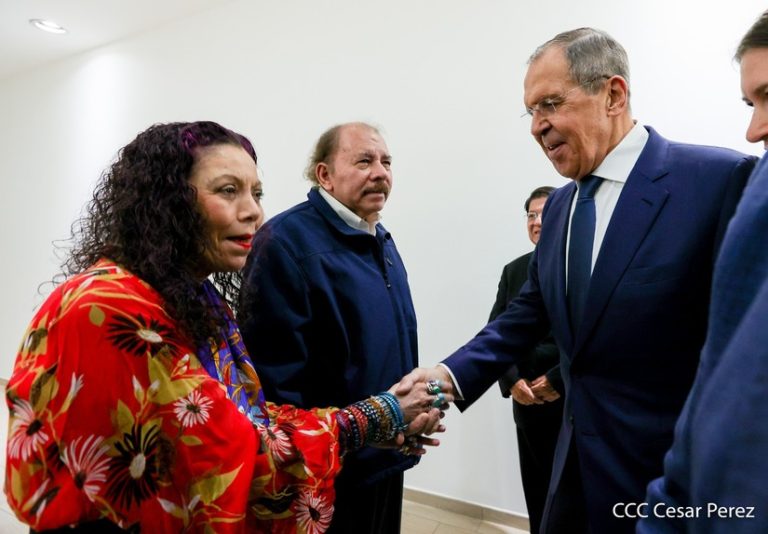 Serguéi Lavrov saluda a Murillo