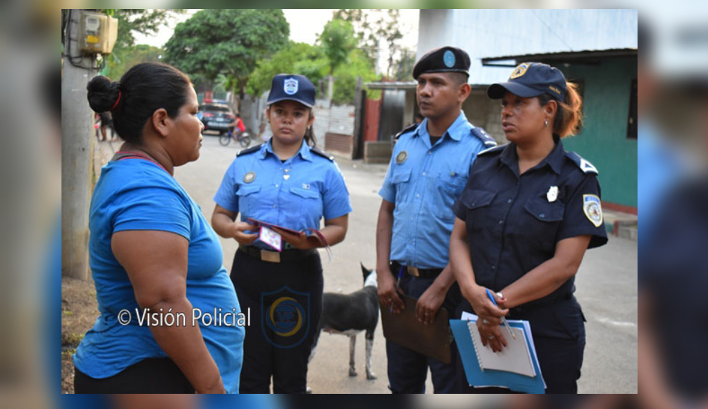 Policía Nacional realizando visitas