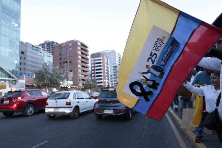 Simpatizantes del candidato a la presidencia Fernando Villavicencio homenajeaban al político asesinado en las calles de Quito