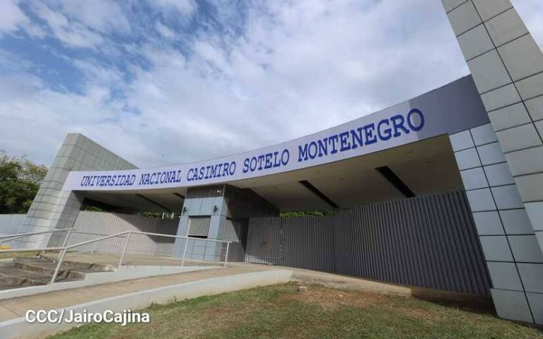 Facade of the University Casimiro Sotelo, placed after the robbery of the Central American University perpetrated by the Ortega regime. Photo: Confidencial | Archive.