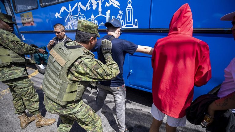 control de armas y estupefacientes por militares en Ecuador