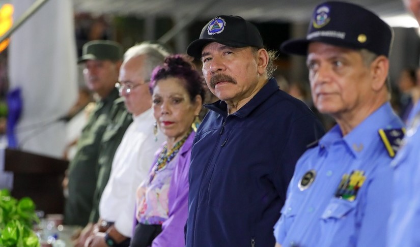 Daniel Ortega junto a Rosario Murillo observan un desfile por el 44 aniversario de la Policía.