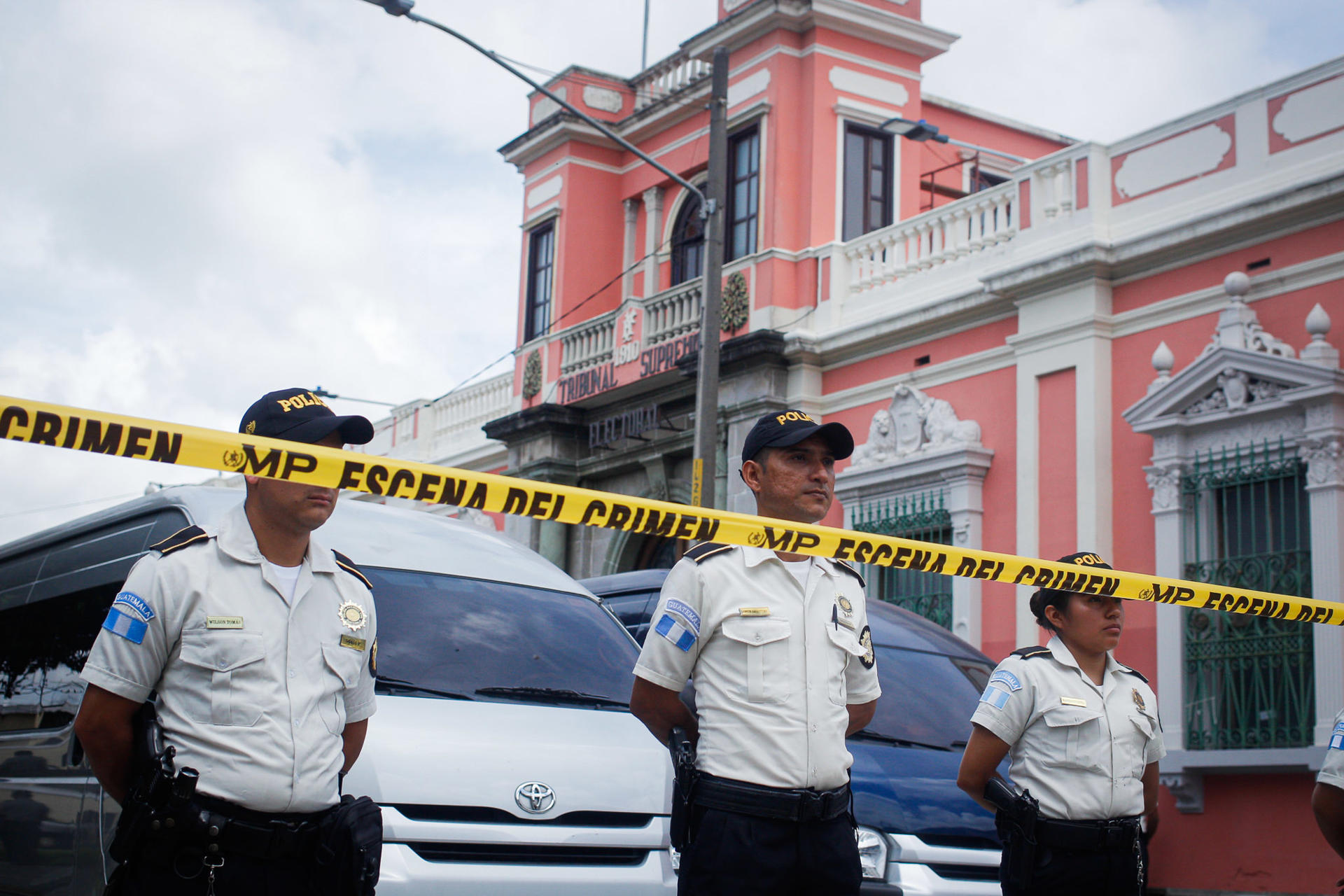 Agentes policiales resguardan el Tribunal Supremo Electoral de Guatemala, durante un allanamiento de la Fiscalía, en Ciudad de Guatemala. Foto: EFE | Confidencial