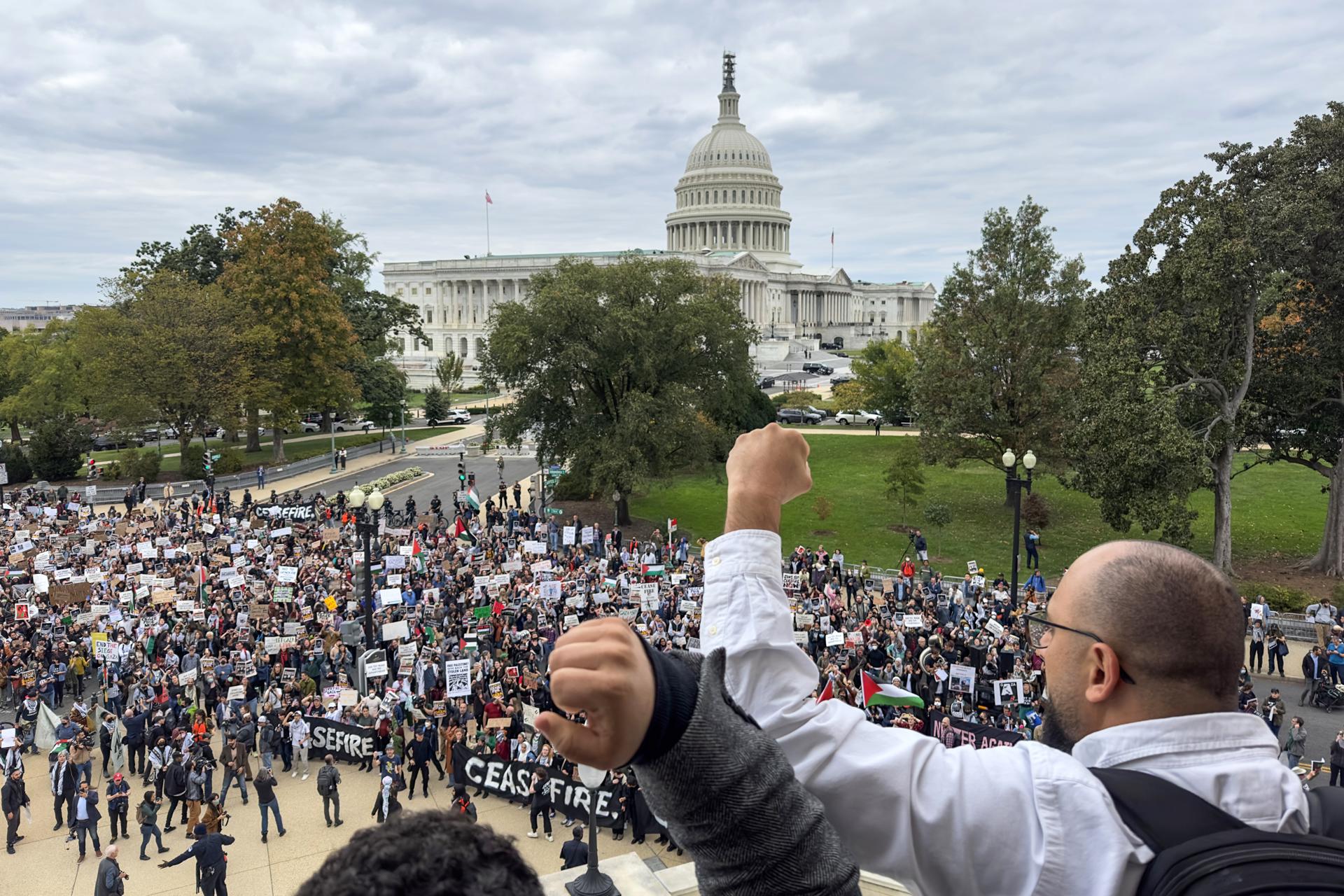 Manifestantes protestan contra el esperado asalto terrestre de Israel a Gaza