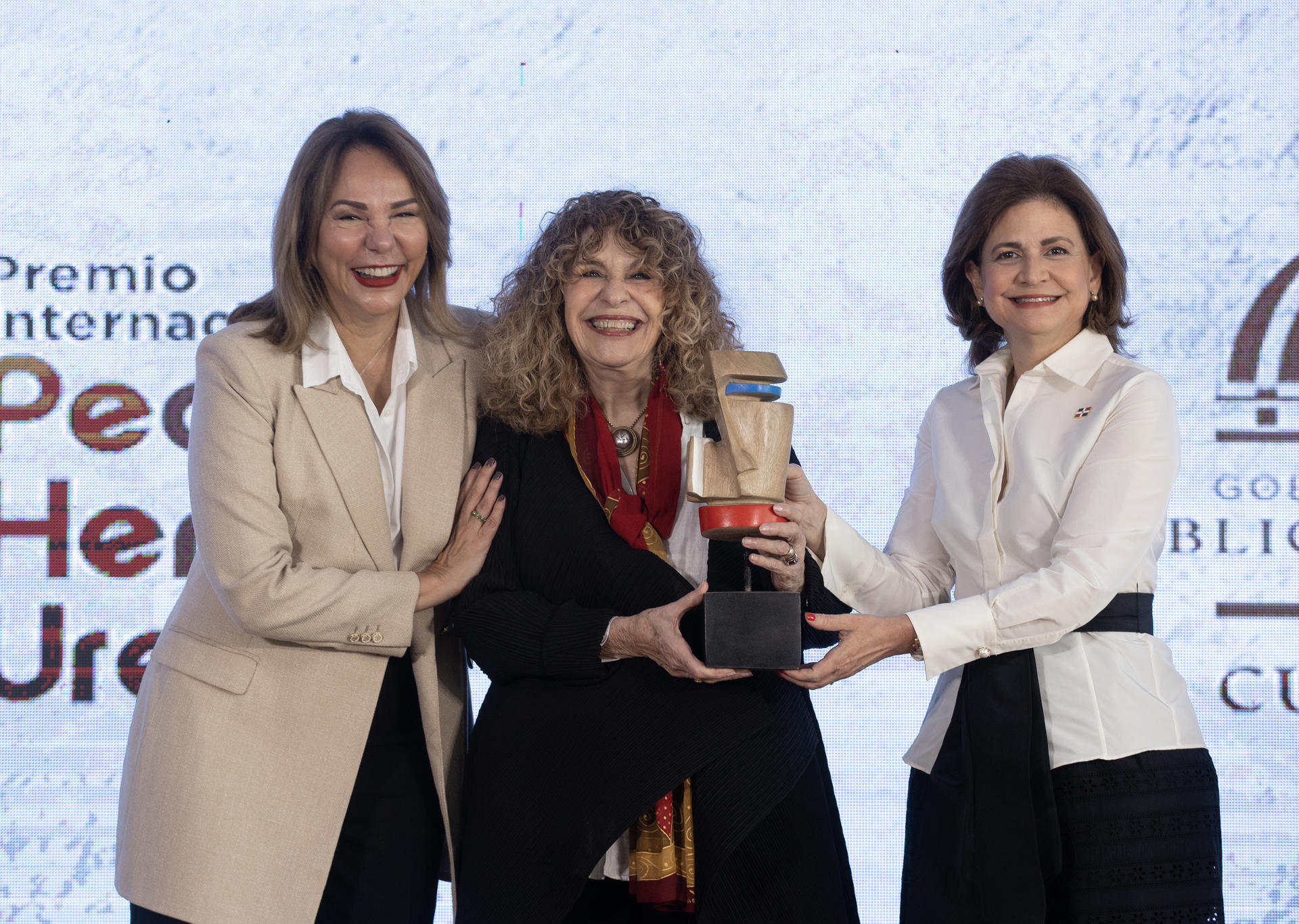 Gioconda Belli posa junto a la ministra de Cultura, Milagros Germán, y la vicepresidenta dominicana, Raquel Peña, al recibir el Premio Internacional Pedro Henríquez Ureña 2023