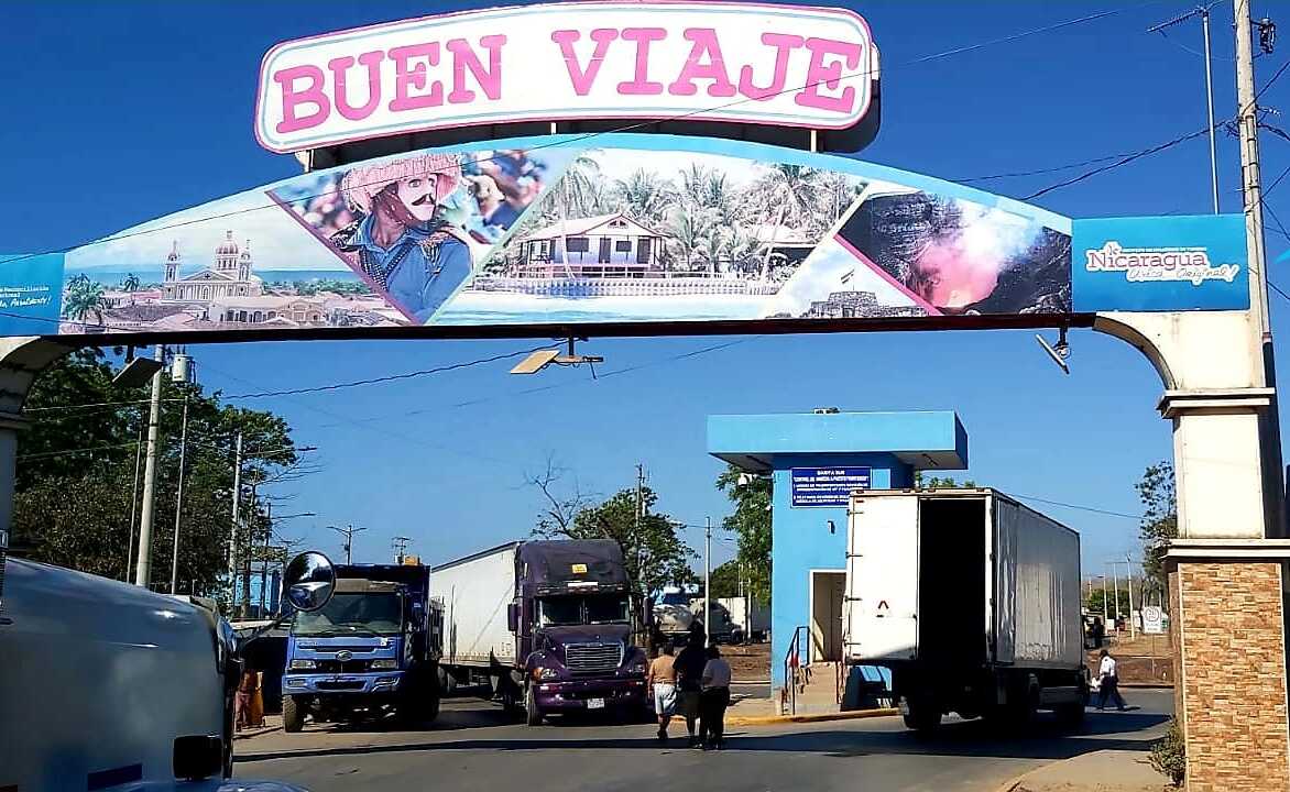 Entrada a Nicaragua por el puesto fronterizo El Guasaule entre Honduras y Nicaragua