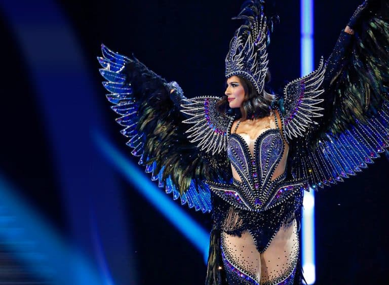 Sheynnis Palacios con el traje de zanate, durante el certamen Miss Universo 2023.