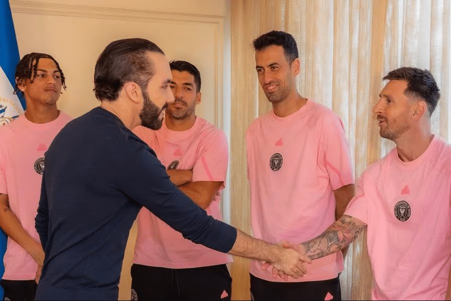 Nayib Bukele con Leonel Messi en su primera reelección