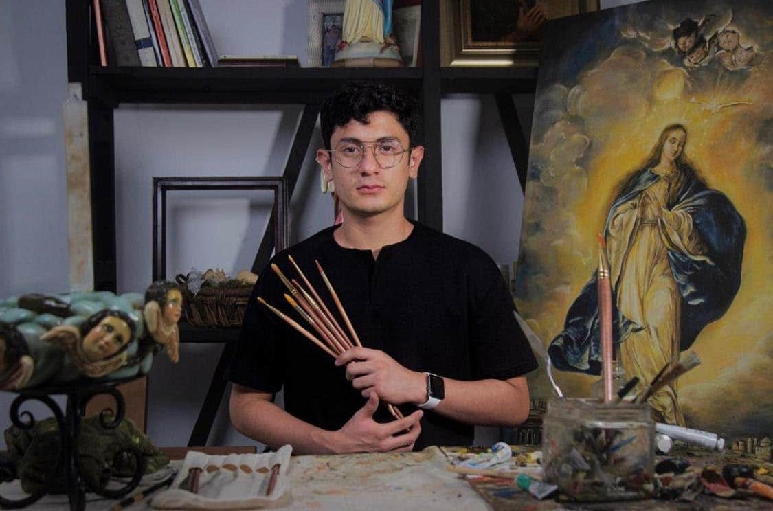 José Ricardo González, en su taller “Ars et Venustas” en Jinotepe antes de su viaje a España. Foto: cortesía de Rigoberto Carranza.