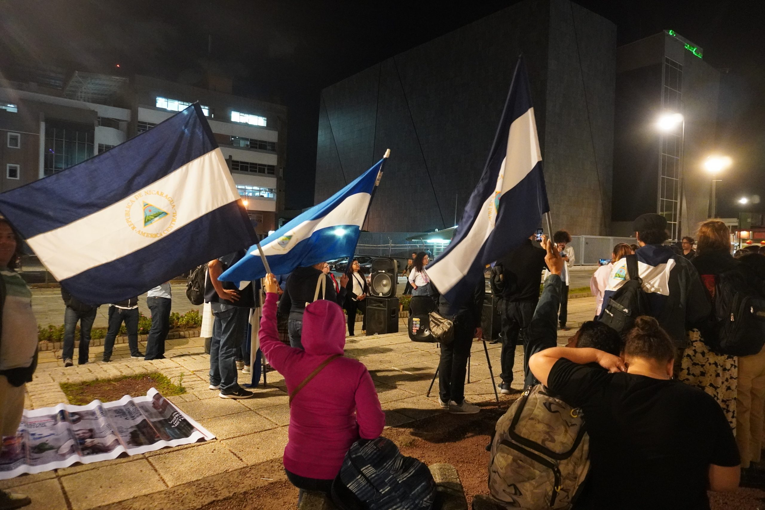 Exiliados nicaragüenses en la plaza de la Democracia en Costa Rica se reunieron para conmemorar la libertad de las personas presas políticas. 9 de febrero 2023. Foto: Katherine Estrada Téllez.