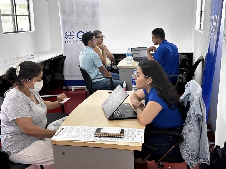 OIM en jornada informativa migratoria en Pavas, donde brindan información y asesoría gratuita para que las personas extranjeras puedan regularizarse. Foto: Cortesía.