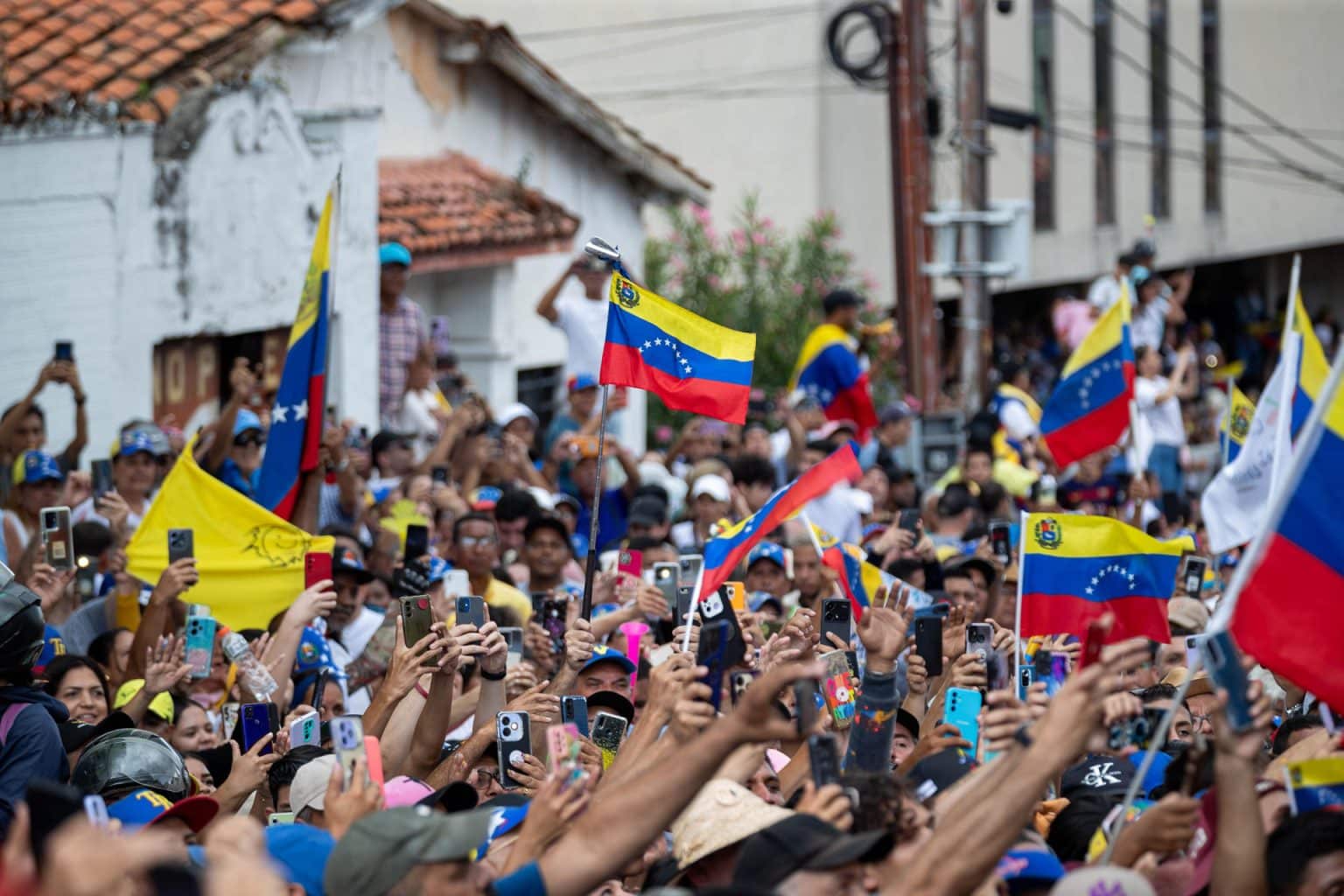 Citizens participate in a campaign rally in the city of Valencia, Carabobo state (Venezuela). EFE | CONFIDENCIAL