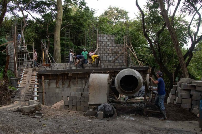 Trabajadores nicaragüenses en la construcción en Playa Pelada, Nosara, una de las áreas de Guanacaste con alta demanda de mano de obra. Foto: César Arroyo