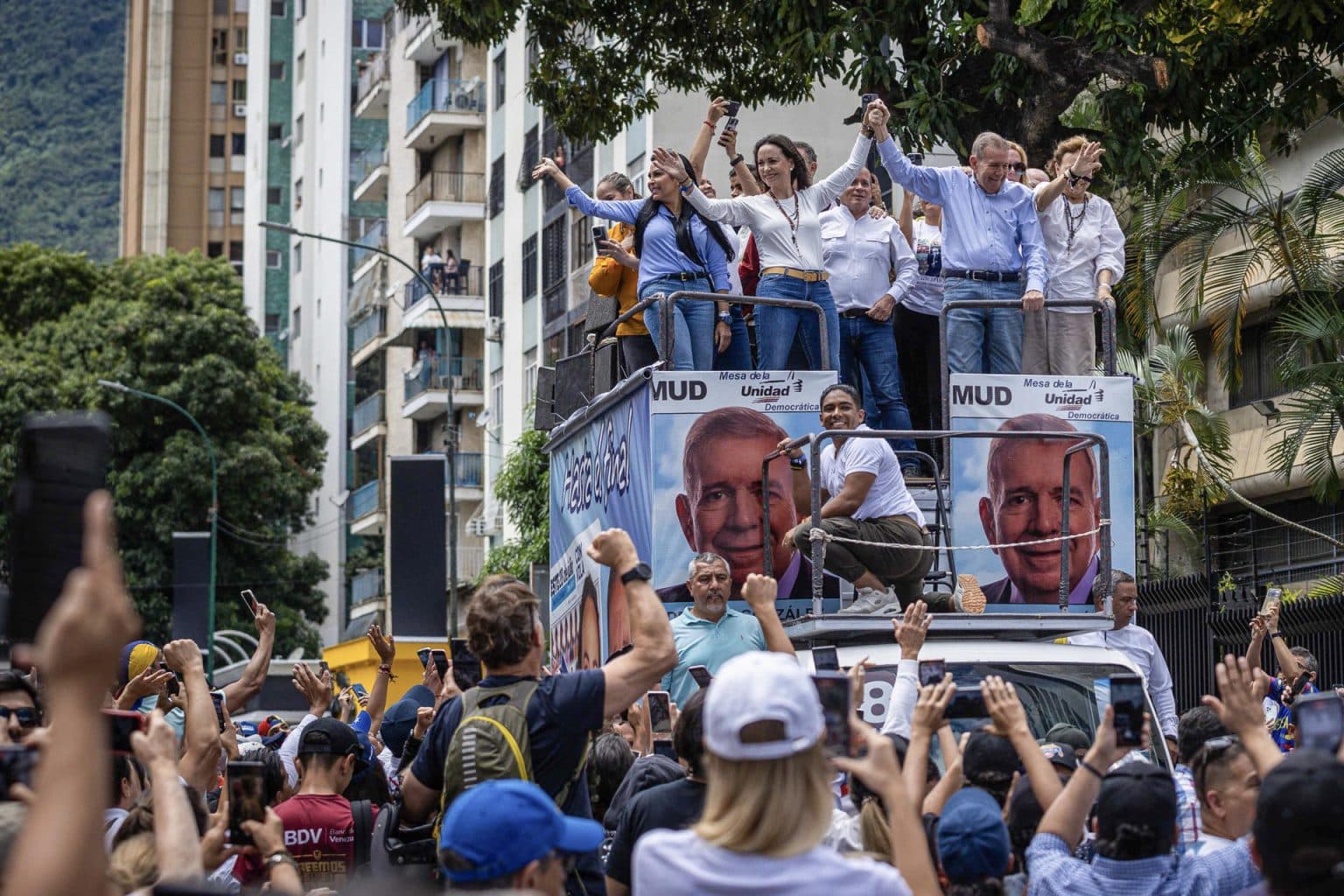 Venezuelan opposition leader María Corina Machado (top-left) and presidential candidate Edmundo González Urrutia (top-right) participate in a support rally on Tuesday, July 30, 2024, in Caracas, Venezuela. // Photo: EFE | Henry Chirinos