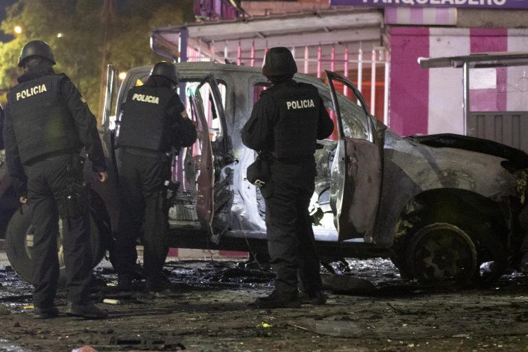 Un grupo de policías frente al SNAI en Quito.