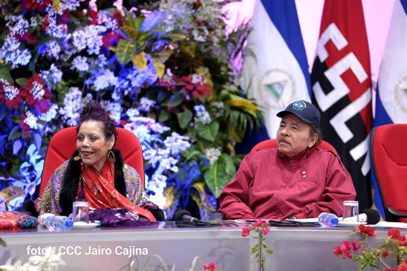 El dictador Daniel Ortega junto a su esposa Rosario Murillo.