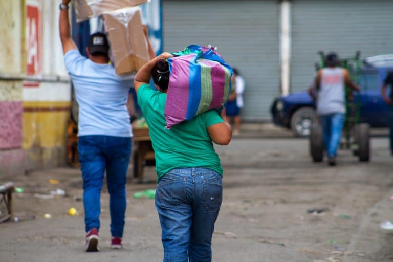 Consumidores nicaragüenses en el Mercado Oriental