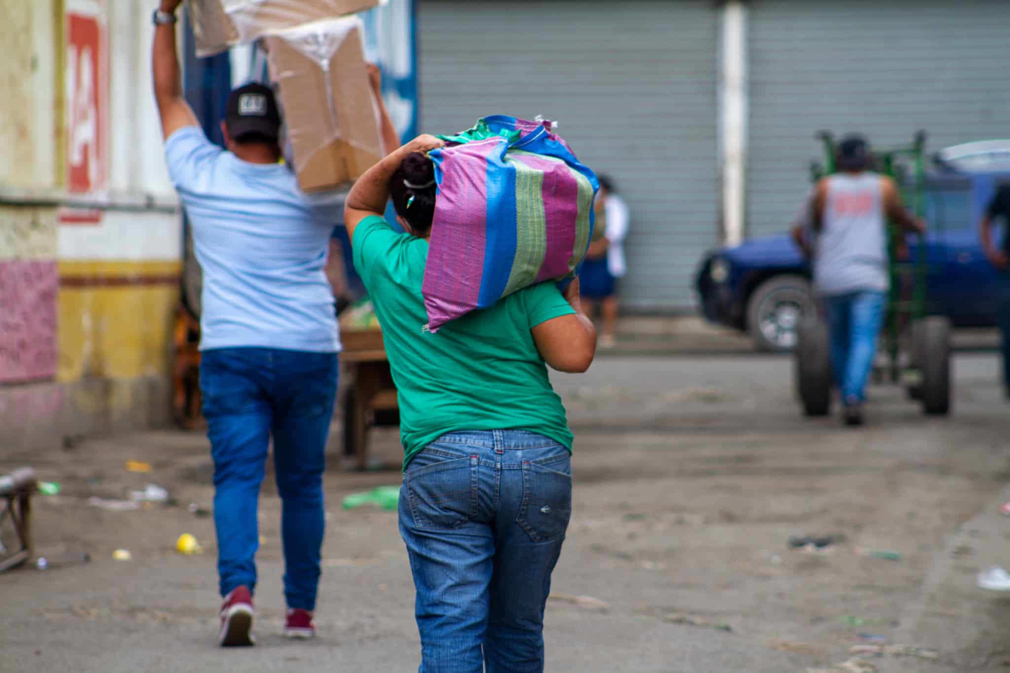 Consumidores nicaragüenses en el Mercado Oriental