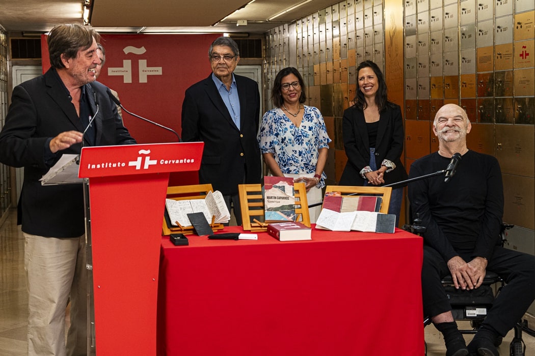 De izq. a der. el director del Instituto Cervantes, Luis García Montero, el escritor y Sergio Ramírez; la directora de Centroamérica Cuenta, Claudia Neira; y el periodista argentino, Martín Caparrós.