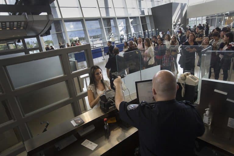 Agende del CBP en el Aeropuerto Internacional de Miami