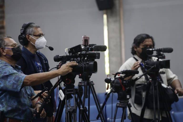 Camarógrafos durante una cobertura de prensa.