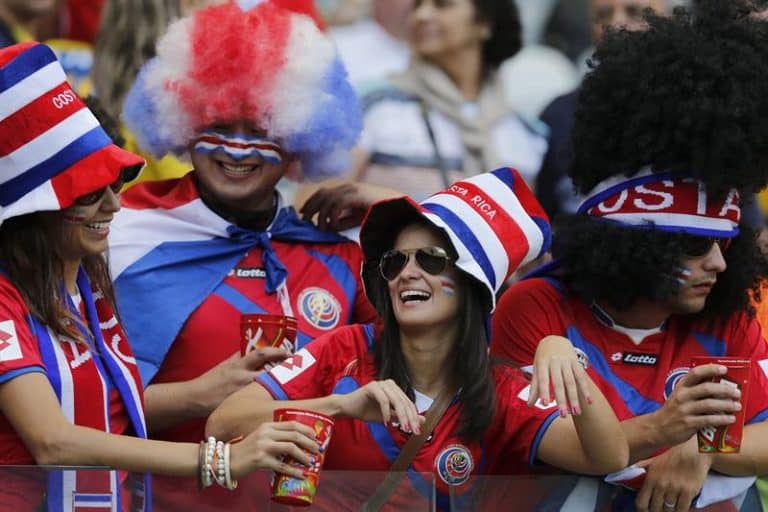 Aficionados costarricenses durante un partido de futbol.