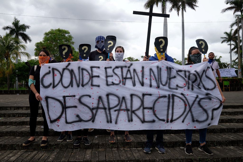 Plantón afuera de la Catedral de Managua, por los desaparecidos.