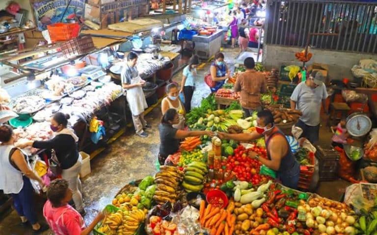 Imagen cotidiana en un mercado de Managua.