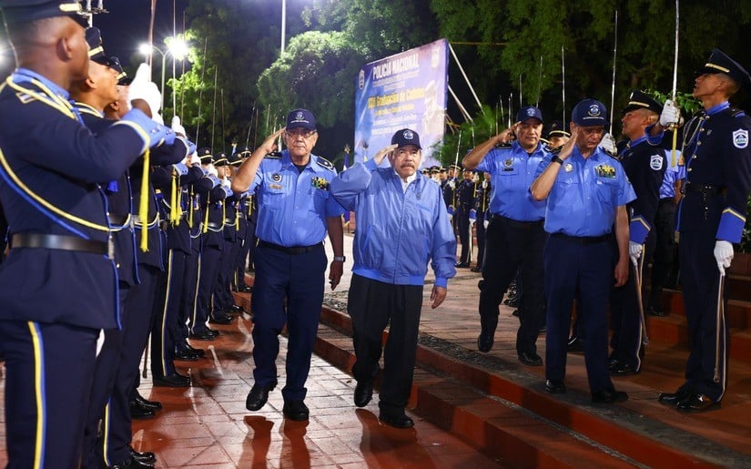 El dictador Daniel Ortega (centro) camina junto a los principales jefes de la Policía Nacional.