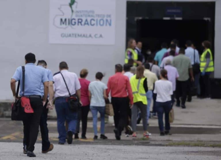 Excarcelados políticos nicaragüenses a su llegada a Guatemala.