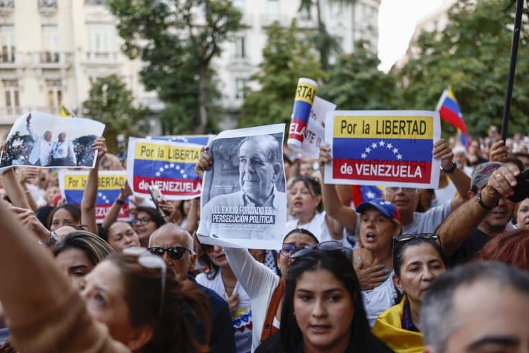 Varias personas participan en una concentración en Madrid para reivindicar la victoria de Edmundo González en los comicios.