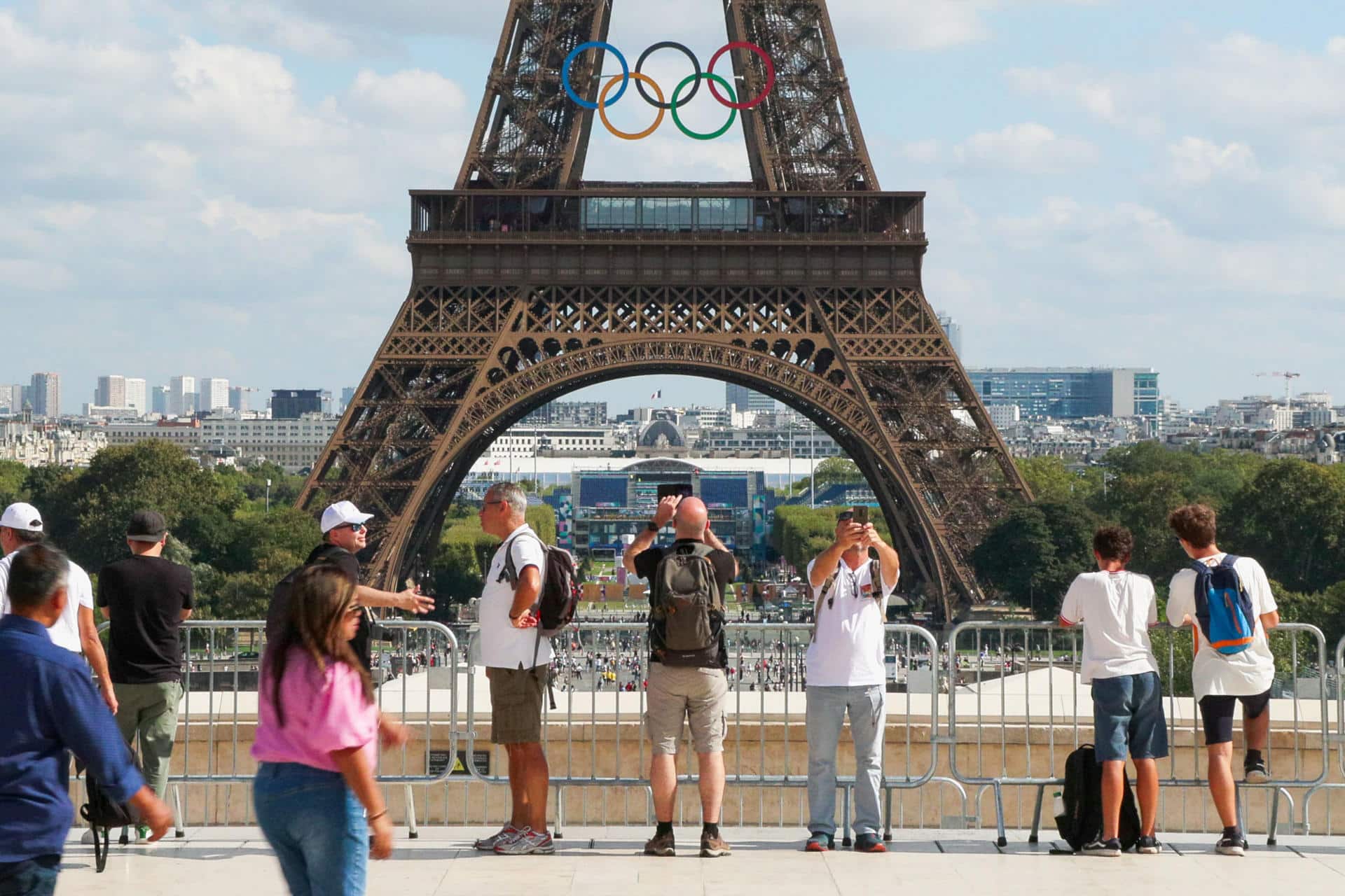 La Torre Eiffel, decorada con los aros de los Juegos Olímpicos.