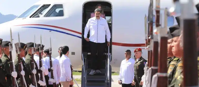 Nicolás Maduro bajando de avión.